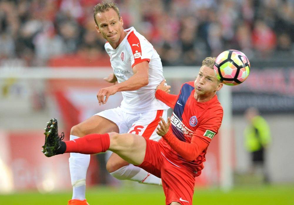  Dennis Malura (li.), hier noch im RWE-Trikot gegen Kevin Hagemann vom WSV. 