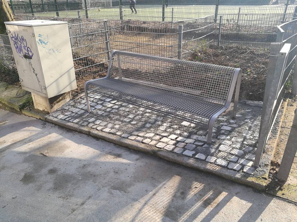  So sieht sie aus, die Bürgeridee-Sitzbank, die auf halber Höhe der Werléstraße installiert worden ist — und sogar Gegenstand einer wissenschaftlichen Untersuchung war. 