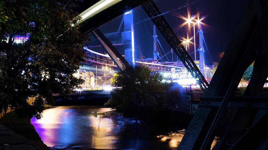 Auch der Alte Markt leuchtet in ganzer Pracht mit seiner nächtlichen blauen...