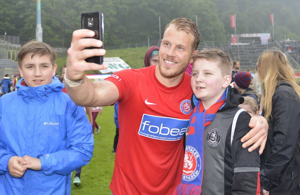 Ein Selfie mit dem Torschützenkönig Christopher Kramer. Junge WSV-Fans durften nach dem Saisonfinale im Rahmen des „Kids Day“ aufs Feld. 
