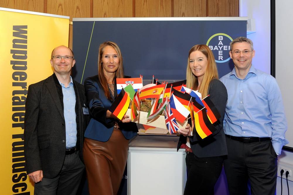  Vor der Auslosung: Rundschau-Geschäftsführer Lutz Rensch (li.) und Bayer-Standortleiter Holger Weintritt (re.) mit den Glücksfeen Carmen Rode (2.v.li.) und Kirsten Mirgel. 