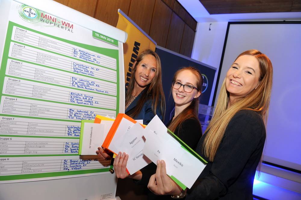  Rundschau-Marketingmitarbeiterin Karen Spott (rechts in der Mitte) führte exakt Buch, bis alle 32 Mannschaften „ihre“ Nation samt Sponsor gefunden hatten. 