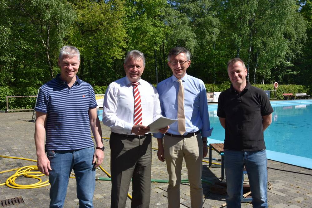  Sie ziehen an einem Strang für den Erhalt des Freibades Eckbusch (v.li.): Michael Kieckbusch (Sport- und Bäderamt), Frank Mühlhoff, Matthias Nocke und Thorsten Brinks. 