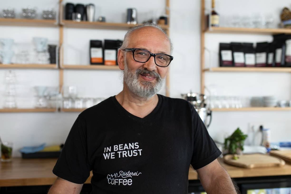  Im neuen „Chi Coffee“ ist Çemal Sisman der Herr der schwarzen Bohnen. 