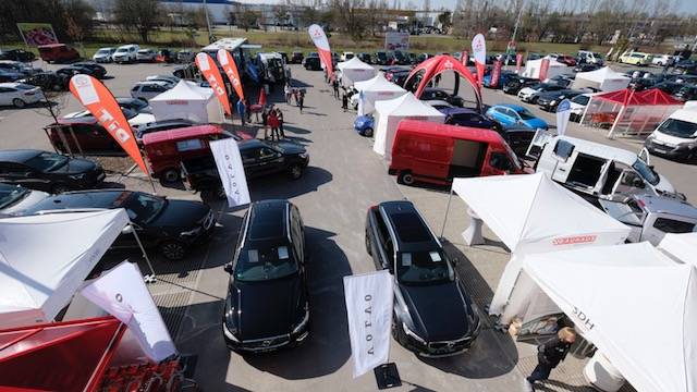  Neben den Fahrzeugen können Produktneuheiten für Werkstatt, Haus und Garten in der eigenen BAUHAUS Hausmesse entdeckt und getestet werden, unter anderem von namenhaften Marken wie Flex, Husqvarna, Racofix oder Tremco. 