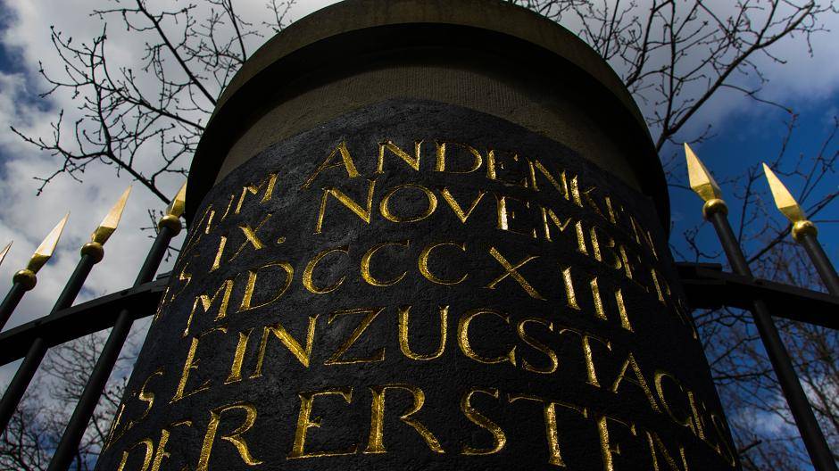 Wer schon mal auf der Hardt in Wuppertal war, weiß das es von Wiese, Wald und Blumen...
