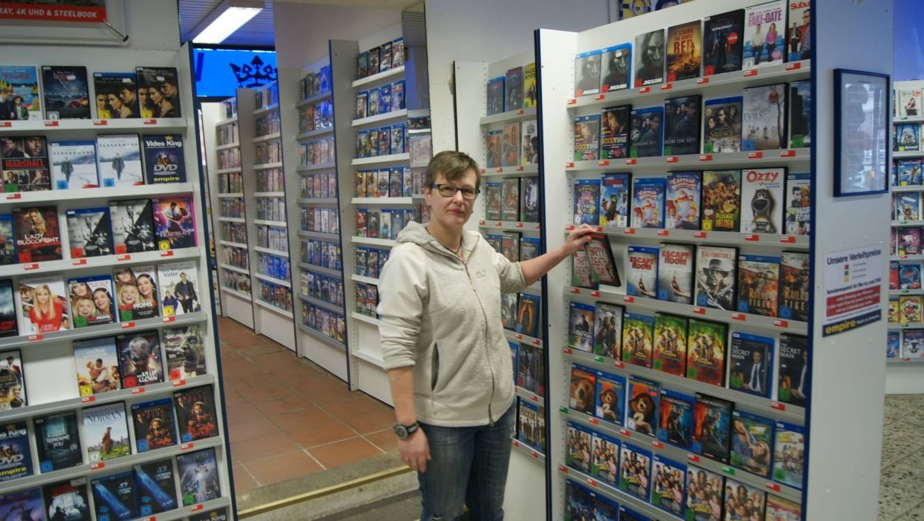  Martina Kram inmitten der Filmvielfalt am Berliner Platz. Frei nach dem Schlager „Am 30. Mai ist der Weltuntergang“ wird in Oberbarmen am 31. Mai ein jahrzehntelanges Kapitel der Videotheken-Geschichte beendet. 
