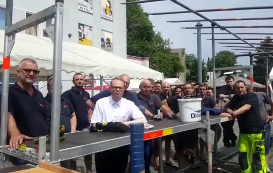  Helge Lindh (weißes Hemd) mit den Einsatzkräften der Cronenberger Feuerwehr. 