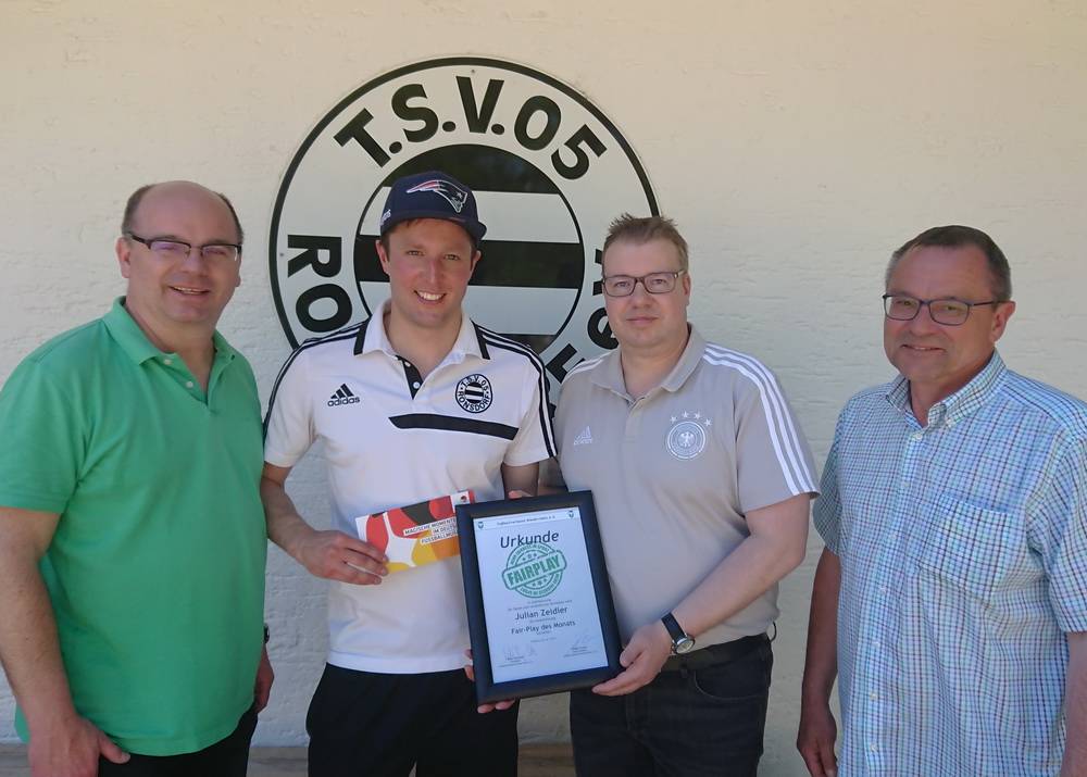  Die Ehrung für Julian Zeidler (2.v.li.) in der Ronsdorfer Waldkampfbahn 