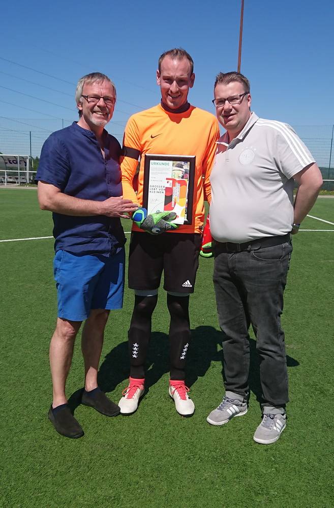  Tim Fey (Mi.) mit der Urkunde. 