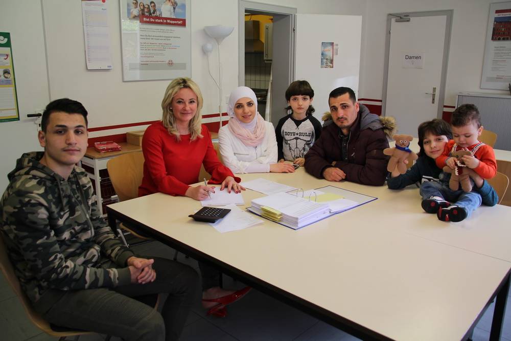  Sozialarbeiterin und Projektleiterin Jeanette Remberg-Trump (2.v.l.) im Beratungsgespräch mit einer Familie, die aus Syrien nach Wuppertal gekommen ist und ohne fremde Hilfe den Alltag kaum bewältigen könnte. 