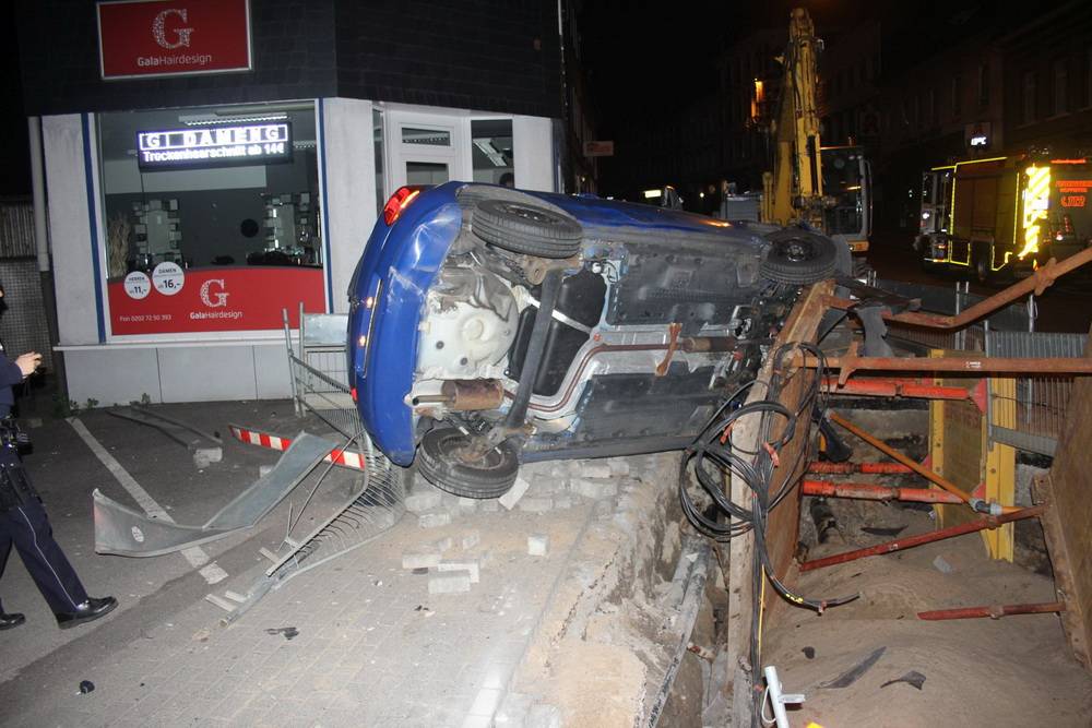 Pkw landet in Baustelle