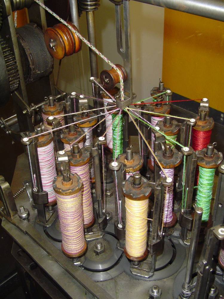  Eine historische Flechtmaschine von 1925. 