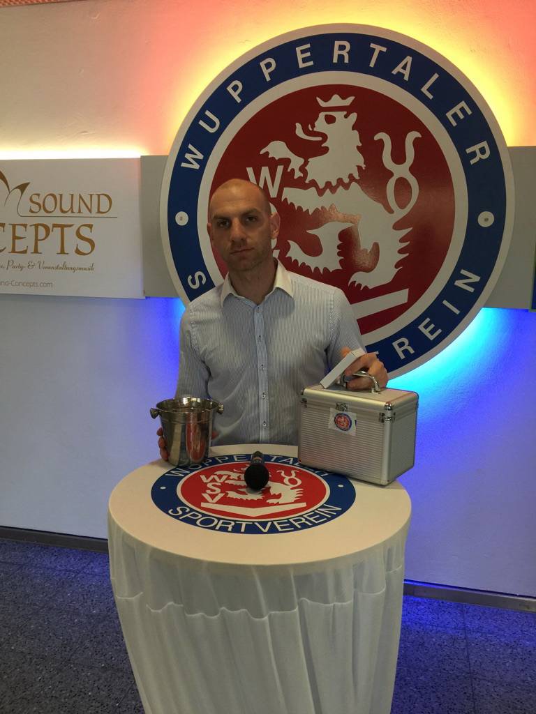  Niklas Weinhart, kaufmännischer Leiter des WSV, mit den Losen. 