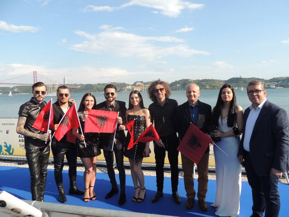 Eugent Bushpepa (4.v.li. ) wird Albanien mit dem in albanischer Sprache gesungenen Song...