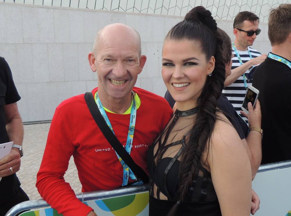 Terve Finland - hier ist Saara Aalto, die im 1. Semifinale und dem Song "Monsters" auf...