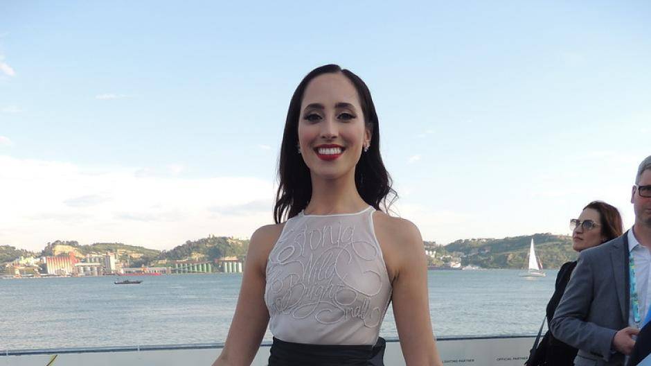 Sopranistin Elina Nechayeva vertritt, wie man unschwer an ihrem Kleid vom blauen Teppich...