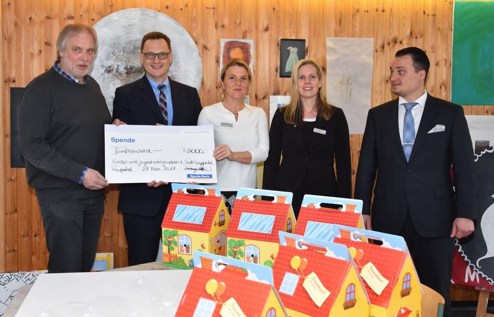  Von li.: Harald Dorau mit Sparda-Regionalleiter Swidbert Obermüller und Filialleiterin Wioletta Bonny sowie Nadine Leuthold und Lorenzo Pugliese (beide Schwäbisch Hall). 