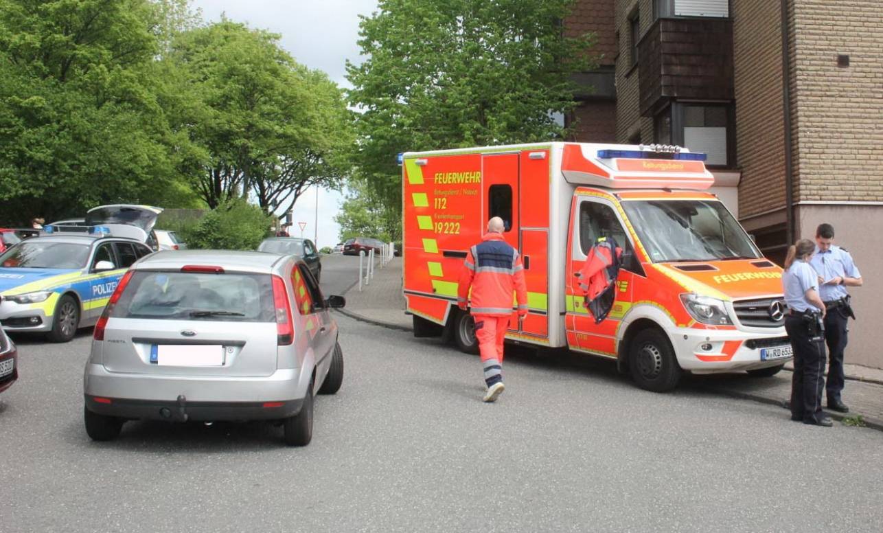 Seniorin stürzt beim Einsteigen