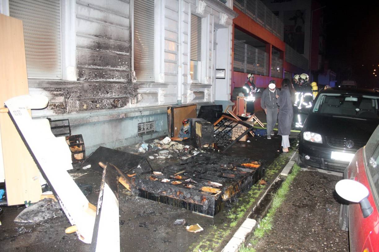 Brandstiftung: Fassaden und Motorrad beschädigt