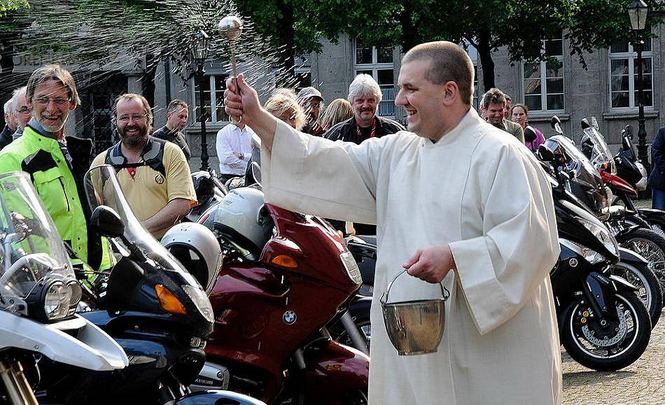 Motorradsegnung auf dem Laurentiusplatz