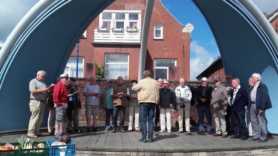  Das Bild zeigt einen Auftritt auf der Jahrestour in der Konzertmuschel in Neuharlingersiel. 