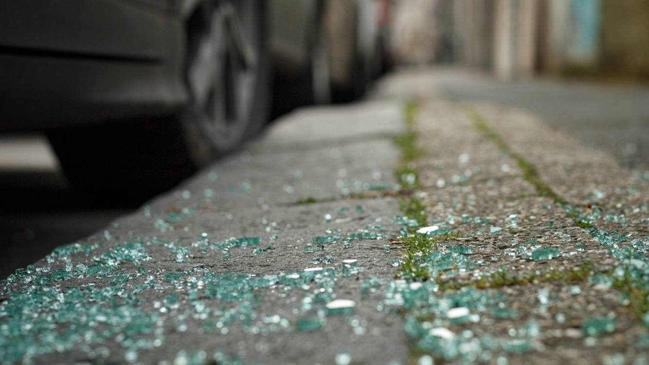 Kolpingstraße: Diebe brechen Autos auf