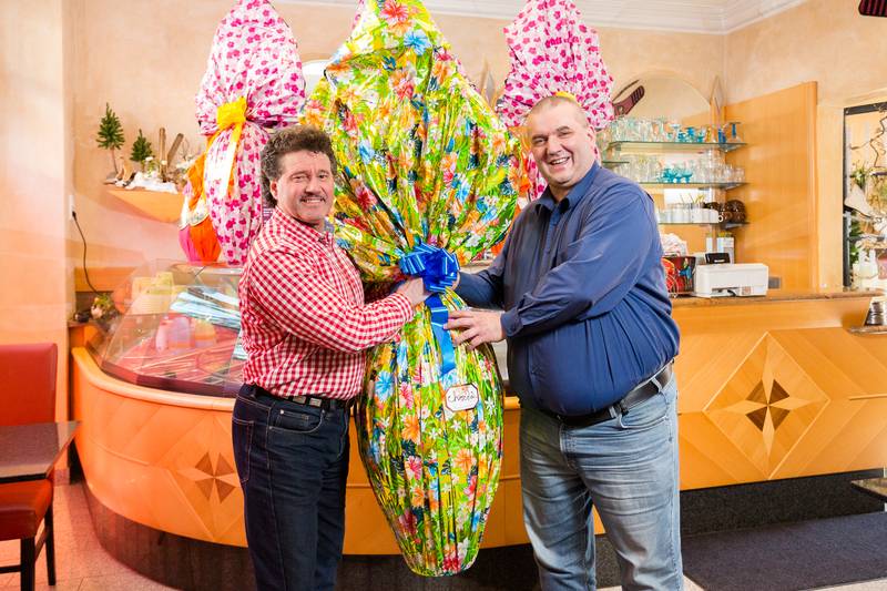  Giorgio Giannone und Dr. Werner Kleine präsentieren den Hauptgewinn der Verlosungsaktion. 