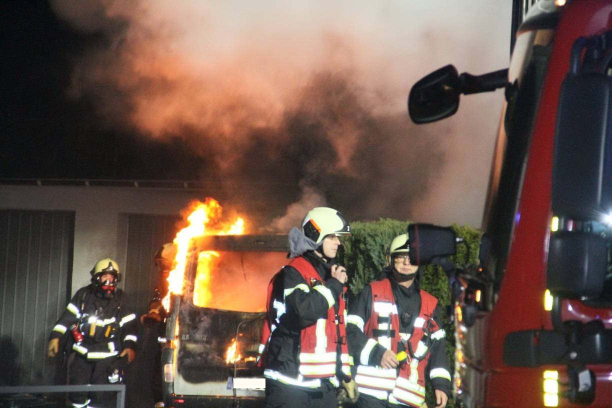 Transporter auf Tankstelle in Flammen