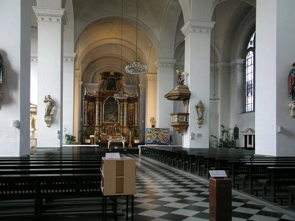  Das Innere der Basilika. 