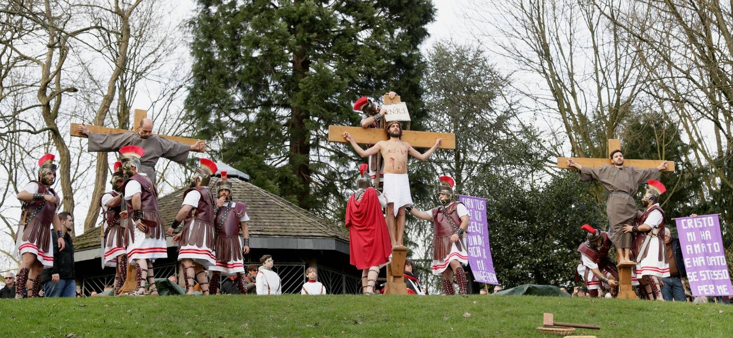  Tausende werden erwartet, wenn zahlreiche Laiendarsteller aus den Reihen der Mission den Leidensweg Christi nachstellen. 