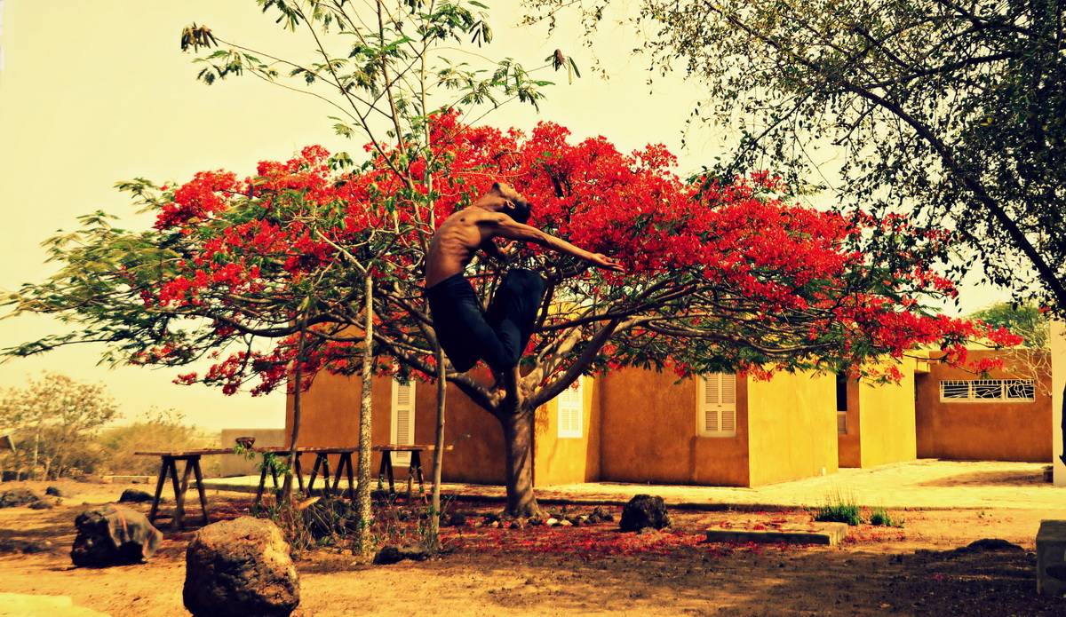  Die Szene zeigt den Pina-Bausch-Fellowship-Stipendiaten Mohamed Y. Shika während seines Studiums an der „École des Sables“. 