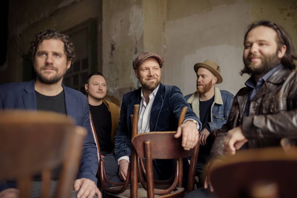  Die Freischlader Band 2018 (v.l.): Roman Babik, Marco Zügner, Henrik Freischlader, Moritz Meinschäfer und Armin Alic im Bahnhof Mirke. 