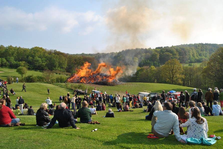Osterfeuer auf dem Golfplatz