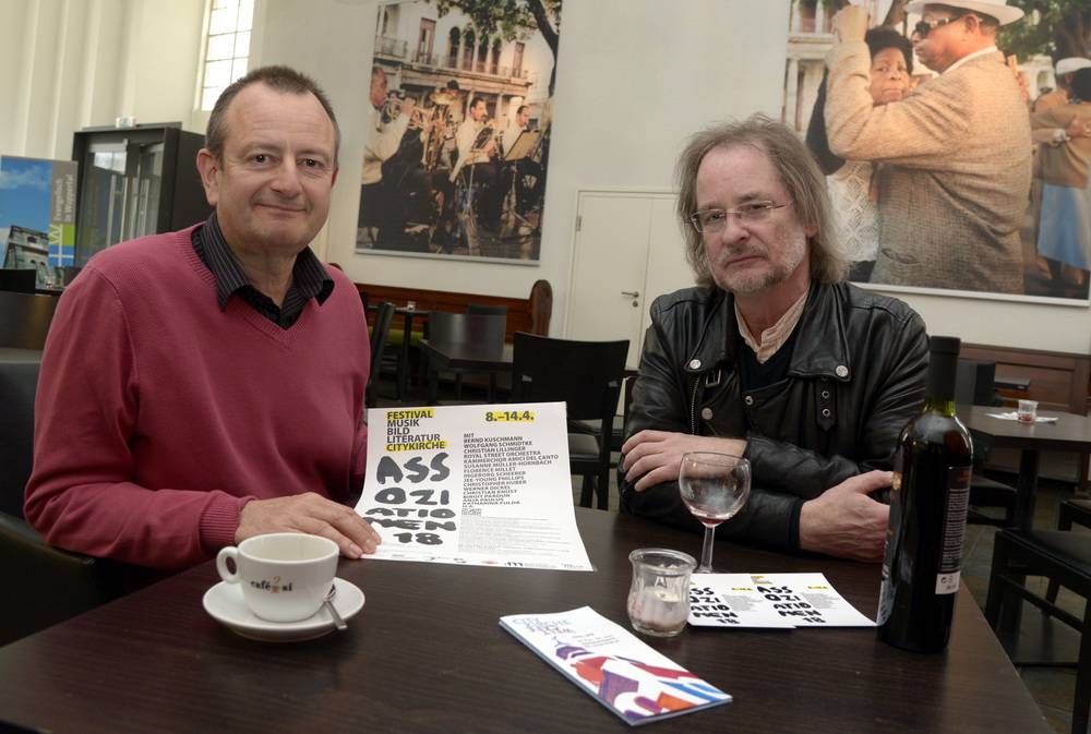  Im Weltcafé schmiedeten Werner Dickel (li.) und Erhard Ufermann die Idee eines Festivals, bei dem sich die musikalischen Genres ebenso mischen wie das Publikum. 