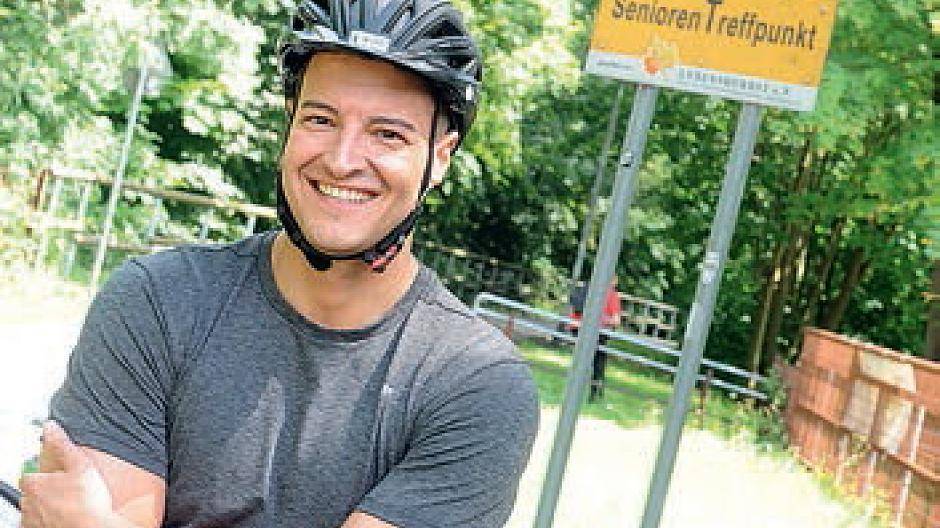 Shayan Nameni (Pegasus Anlage-Immobilien) mit nicht ganz passendem Schild im...