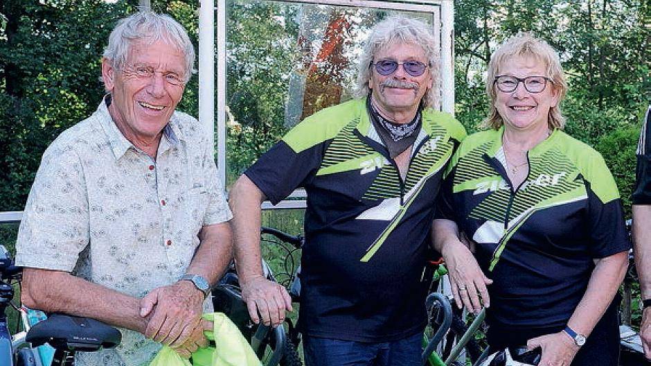 Ganz in Gelb: Die „Tourguides“ Klaus A. Flieger (links), Renate und „Atti“...