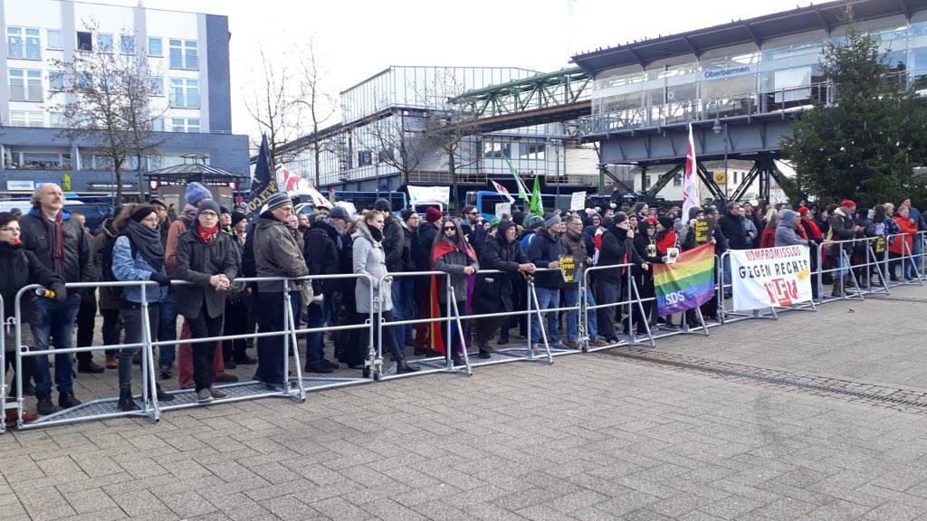  Die Gegendemonstranten. 