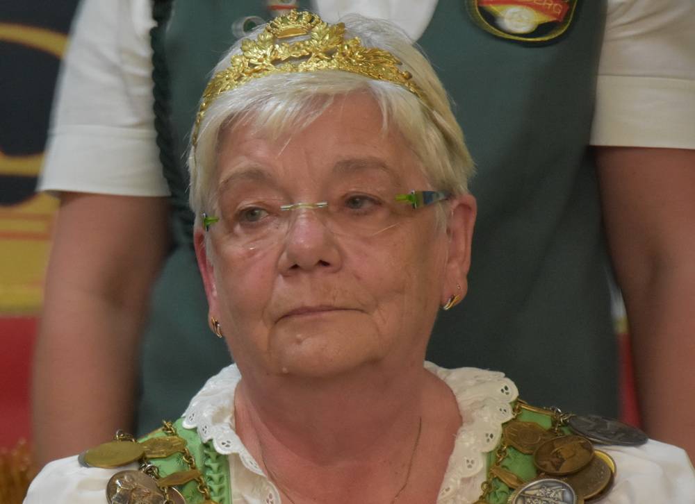  Ursula I. schon mit „Tunnelblick“: Die Schützenkönigin kann diesmal sogar Kaiserin werden. 