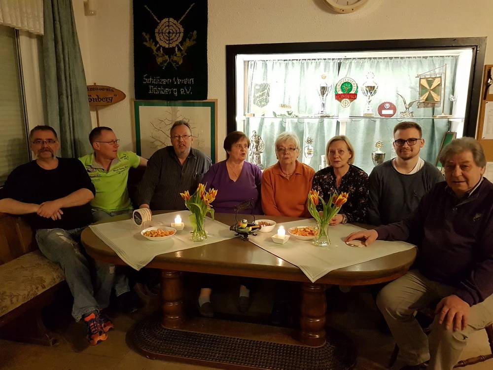  Mit frischem Elan den Schützenverein in eine solide Zukunft führen wollen Michael Nussbaum, Frank Klipp, Jürgen Alke, Erika Nieschwitz, Ursula Markolf, Birgit Alke, Tobias Fabian und Günther Nieschwitz (von links) als neu gewählter Vorstand. 