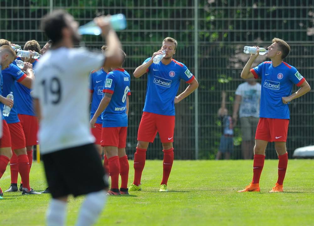  Noch zwei Wochen dauert die kräftezehrende Vorbereitung des WSV - hier eine Trinkpause beim 2:0 im Test gegen Hilden. 