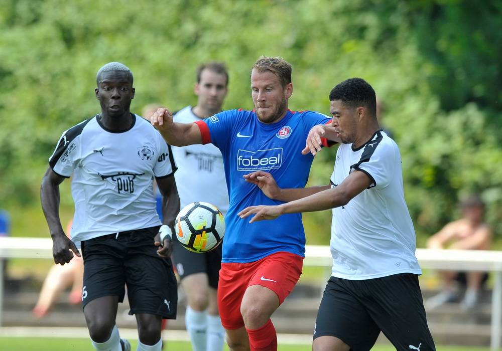  Torjäger Christopher Kramer hatte einen schweren Stand. 