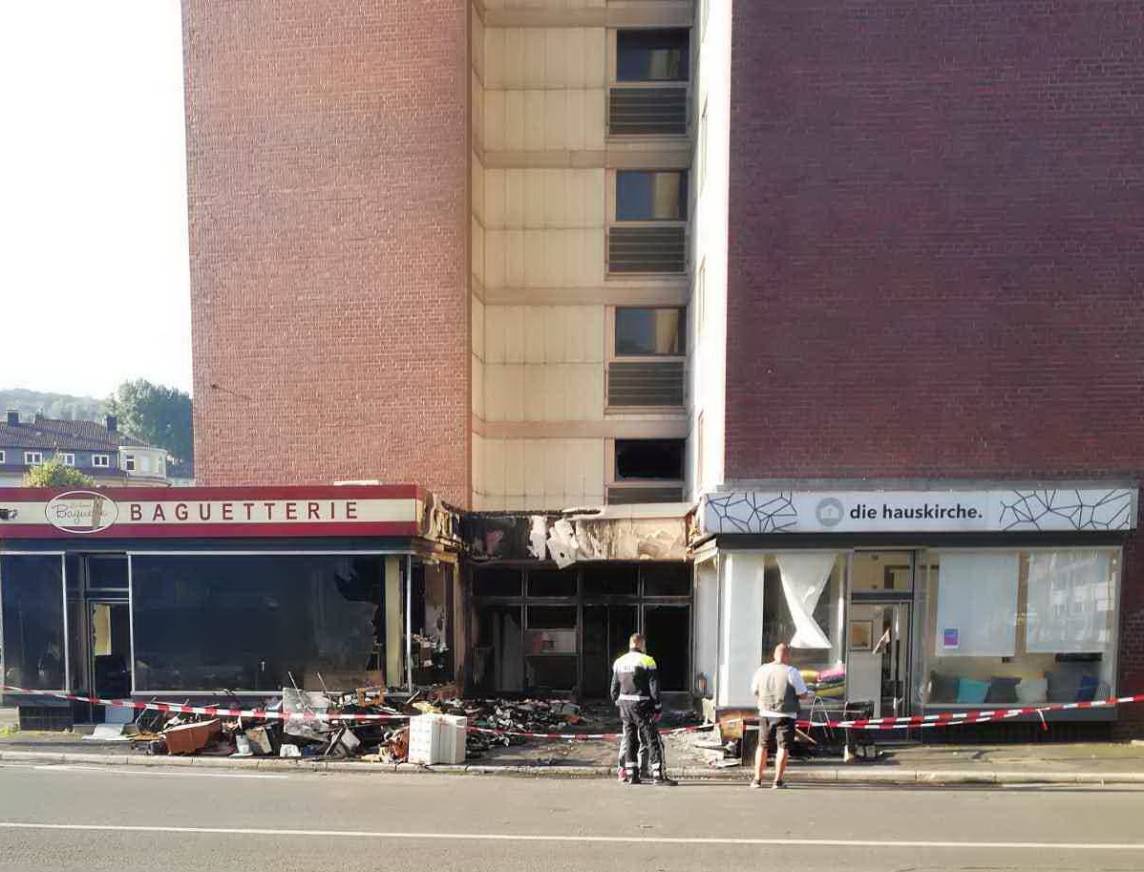  Der Eingangsbereich ist stark beschädigt. 