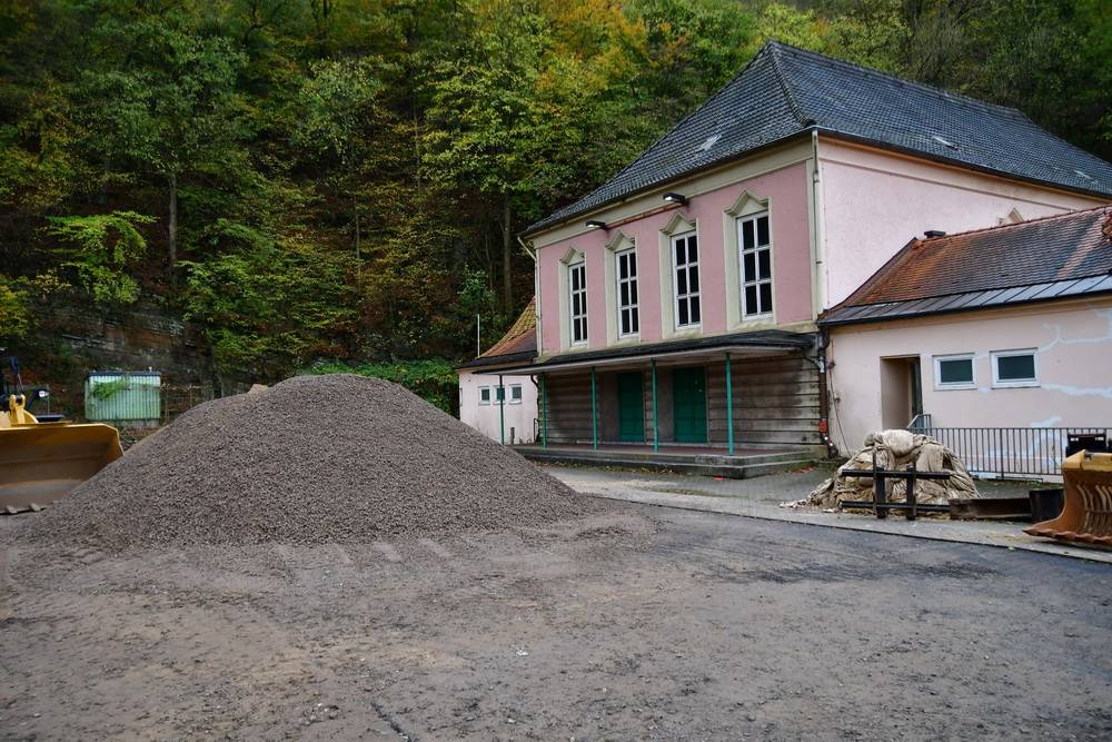  Die sanierungsbedürftige Turnhalle am Stadion. 