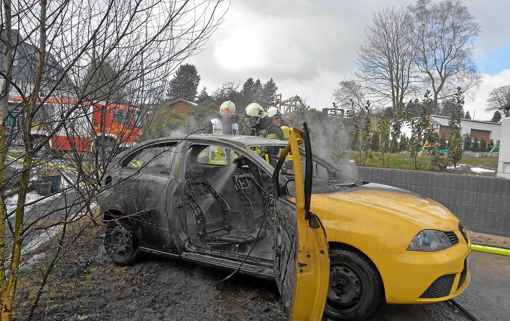 FeuerwehrEinsatz Wagen und Carport brannten