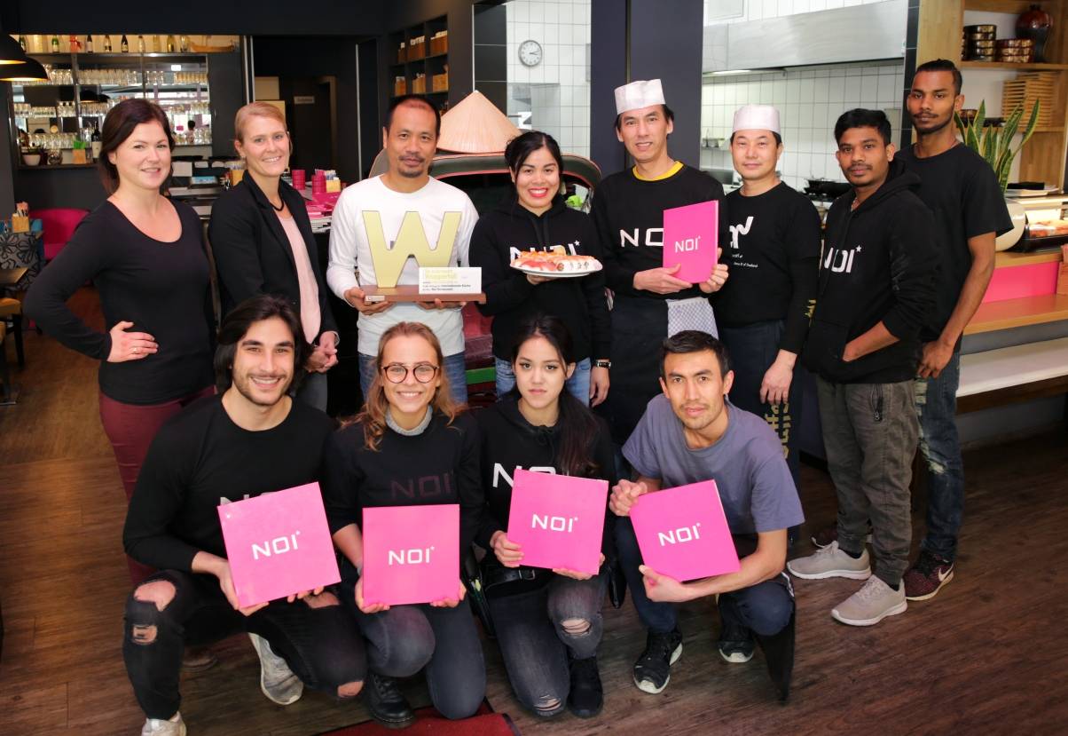  Nina Bossy und Stefanie Pöller übergaben das „Goldene W“ an Noi Nguyen und seine Frau Thi Phuong Hoang (obere Reihe von links). Für das Foto wünschten sie sich das ganze Team an die Seite. Und die Sushi-Platte bereitete der Chef höchstpersönlich zu. 
