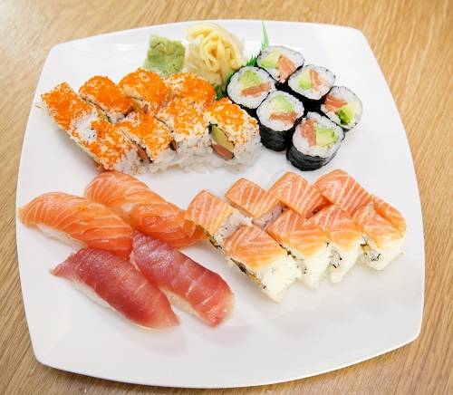  Statt langer Rede stellt sich der Inhaber und Namensgeber Noi Nguyen hinter den Sushi-Tresen und rollt eigens für das Foto seine Spezialitäten.  