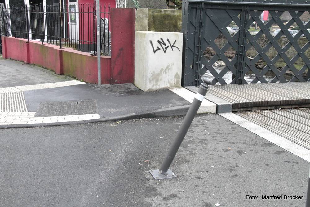 Adlerbrücke: Poller und Spenden