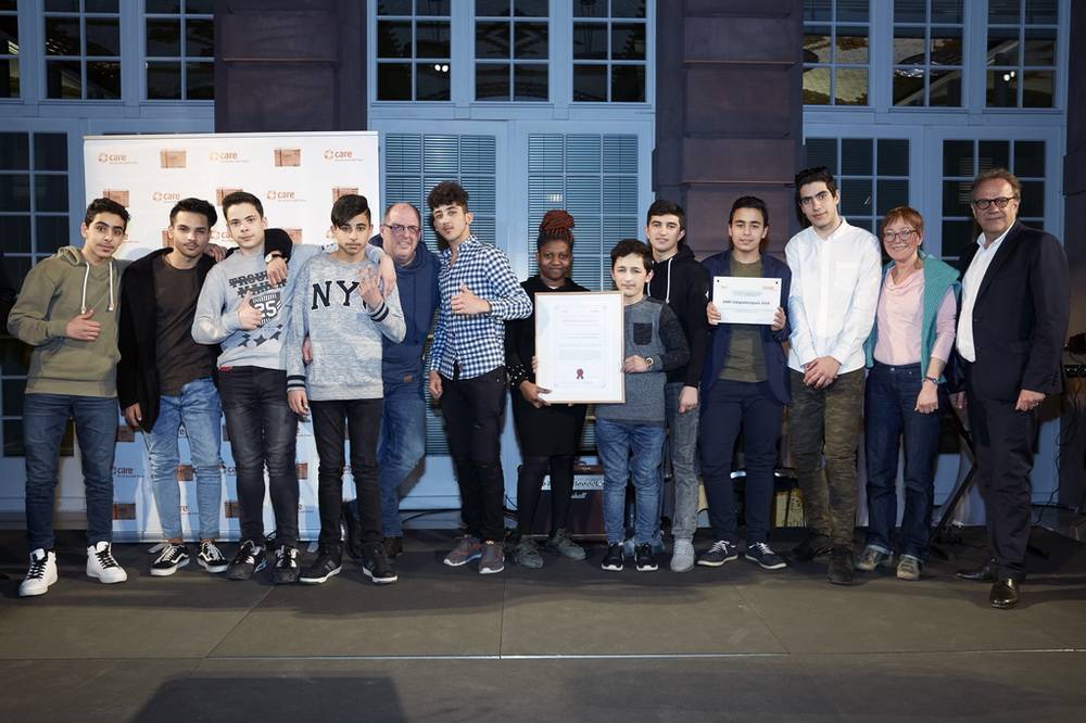  Die Preisträger der Pina-Bausch-Gesamtschule Wuppertal mit Juror Peter Ruhenstroth-Bauer (Vorstand UNO-Flüchtlingshilfe). 
