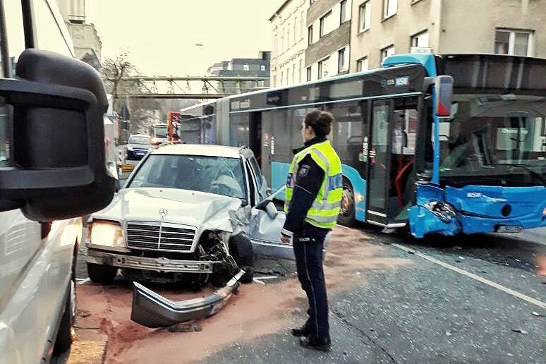 Schwerer Unfall mit Bus